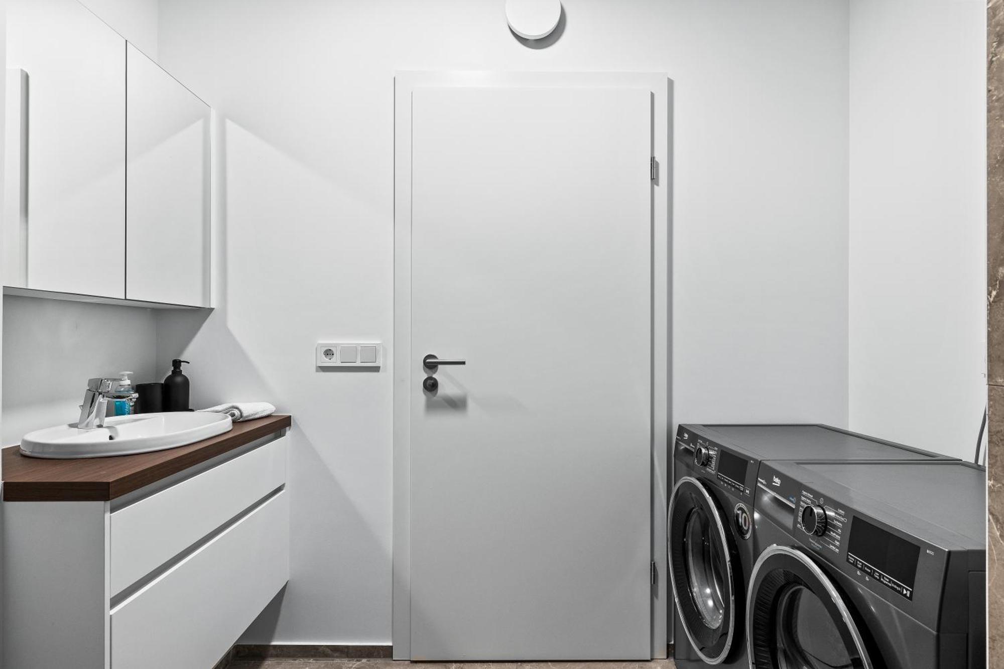 Unwind In Luxury Steps From Smaralind Mall Reykjavík Exterior foto